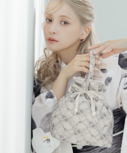 Dita(ディータ)の「ころんと大人かわいい。レース巾着【W】(和装小物・レディース・アイボリー/ブラック/ブルーグレー/ピンクベージュ/ワイン/ベージュ/ネイビー/グレー/ラベンダー/ピンク系その他/ホワイト系その他/ブラウン/ミント/ブルー系その他・FREE)」の3枚目の写真