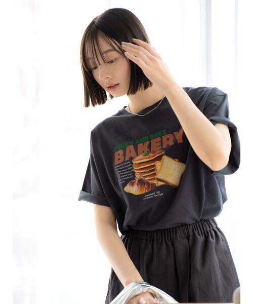 Ungrid(アングリッド)の「BAKERY ロゴTee(Tシャツ/カットソー・レディース・イエロー/チャコールグレー/オフホワイト・FREE)」の3枚目の写真