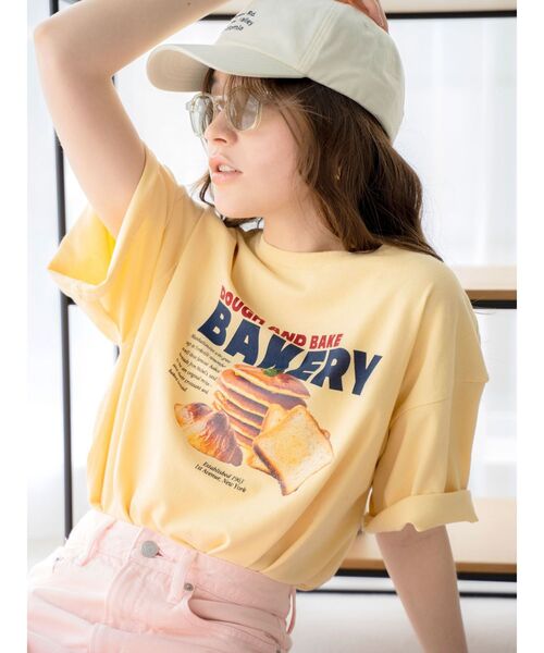 Ungrid(アングリッド)の「BAKERY ロゴTee(Tシャツ/カットソー・レディース・イエロー/チャコールグレー/オフホワイト・FREE)」の1枚目の写真