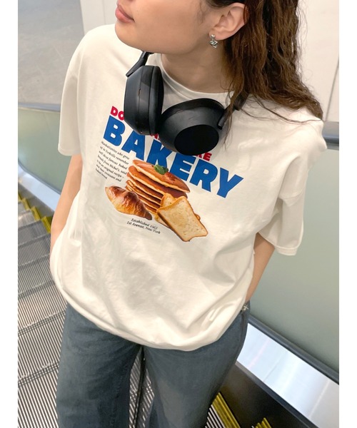Ungrid(アングリッド)の「BAKERY ロゴTee(Tシャツ/カットソー・レディース・イエロー/チャコールグレー/オフホワイト・FREE)」の2枚目の写真