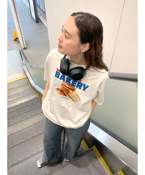 Ungrid(アングリッド)の「BAKERY ロゴTee(Tシャツ/カットソー・レディース・イエロー/チャコールグレー/オフホワイト・FREE)」の5枚目の写真