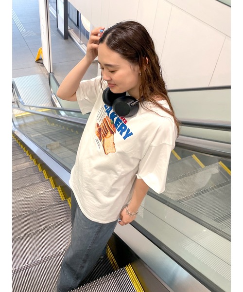 Ungrid(アングリッド)の「BAKERY ロゴTee(Tシャツ/カットソー・レディース・イエロー/チャコールグレー/オフホワイト・FREE)」の6枚目の写真