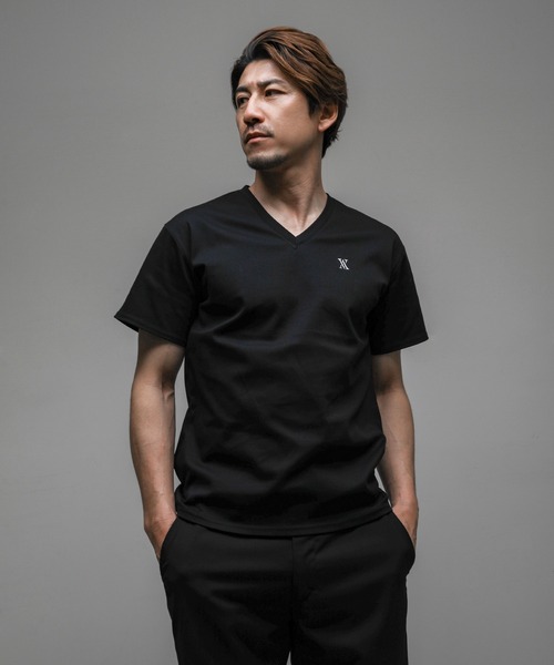 VANQUISH(ヴァンキッシュ)の「VANQUISH / ヴァンキッシュ アイコン エンブロイダリー Vネック半袖Tシャツ(Tシャツ/カットソー・メンズ・ホワイト/ブラック・M/L)」の2枚目の写真
