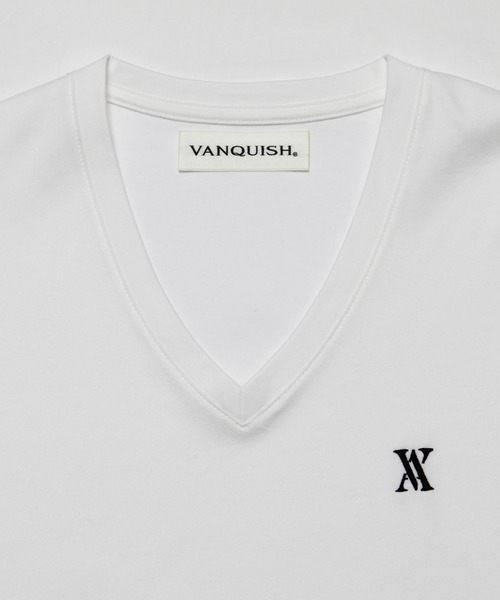 VANQUISH(ヴァンキッシュ)の「VANQUISH / ヴァンキッシュ アイコン エンブロイダリー Vネック半袖Tシャツ(Tシャツ/カットソー・メンズ・ホワイト/ブラック・M/L)」の5枚目の写真