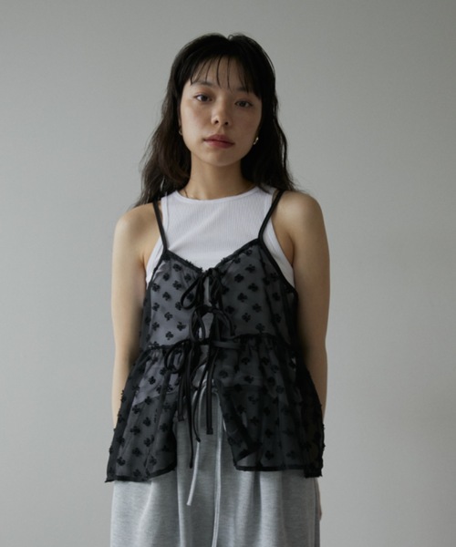 DRWCYS(ドロシーズ)の「フラワーシアートップス(キャミソール・レディース・ブラック/ホワイト・FREE)」の1枚目の写真