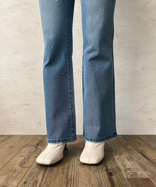 favclo.（ファブクロ）の「rhinestone denim pants / ラインストーンデニムパンツ（デニムパンツ・レディース・ライトブルー・LARGE/SMALL）」の2枚目の写真