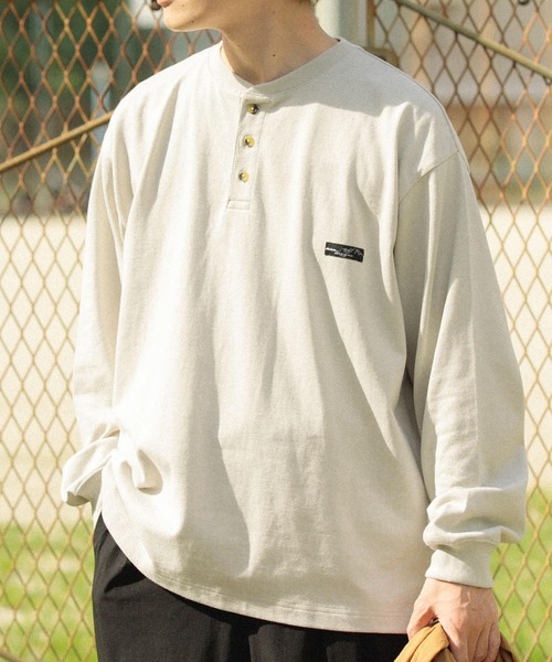 ITEMS URBANRESEARCH(アイテムズ アーバンリサーチ)の「天竺 ワンポイント ヘンリーL.スリーブT(Tシャツ/カットソー・メンズ・ベージュ/その他1/ホワイト/ブルー/ブラック・MEDIUM/LARGE)」の4枚目の写真