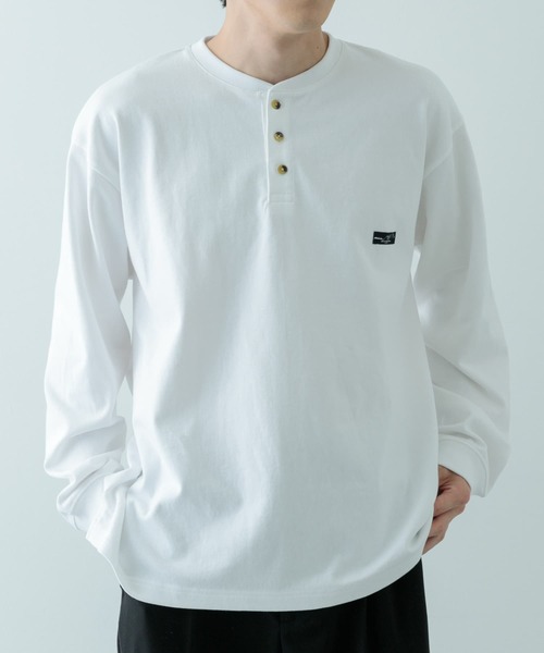 ITEMS URBANRESEARCH(アイテムズ アーバンリサーチ)の「天竺 ワンポイント ヘンリーL.スリーブT(Tシャツ/カットソー・メンズ・ベージュ/その他1/ホワイト/ブルー/ブラック・MEDIUM/LARGE)」の2枚目の写真
