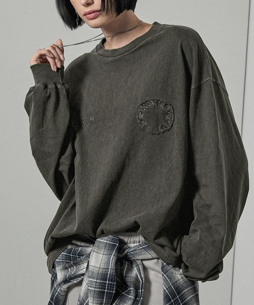Alfred Alex（アルフレッドアレックス）の「【Alfred Alex】ヴィンテージメイクデザイン ビッグピグメントダメージパッチロゴTシャツ（Tシャツ/カットソー・メンズ・オフホワイト/ブラック/ワイン/チャコールグレー/グレイッシュブルー/ワイン系/ブラック系/ブルー系/ダークグリーン・M/L）」の3枚目の写真