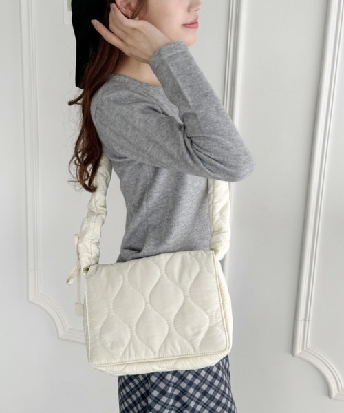 Loueme(ルエム)の「ギャザーキルティングショルダーバッグ(ショルダーバッグ・レディース・シルバー/ブラック/アイボリー/レッド・FREE)」の1枚目の写真
