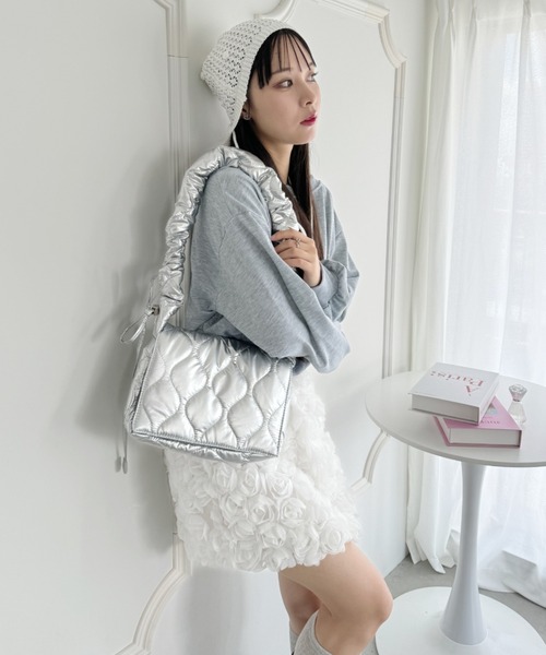 Loueme(ルエム)の「ギャザーキルティングショルダーバッグ(ショルダーバッグ・レディース・シルバー/ブラック/アイボリー/レッド・FREE)」の20枚目の写真