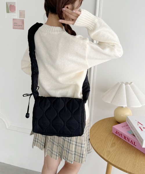 Loueme(ルエム)の「ギャザーキルティングショルダーバッグ(ショルダーバッグ・レディース・シルバー/ブラック/アイボリー/レッド・FREE)」の9枚目の写真