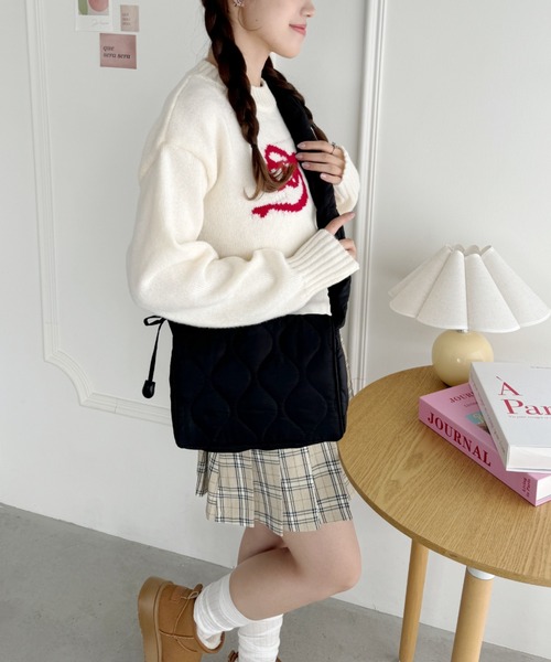 Loueme(ルエム)の「ギャザーキルティングショルダーバッグ(ショルダーバッグ・レディース・シルバー/ブラック/アイボリー/レッド・FREE)」の10枚目の写真