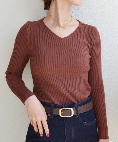 styiro(スタイロ)の「Vネックなめらかリブニット(ニット/セーター・レディース・ベージュ/ブラウン/レッド/ブラック・FREE)」の3枚目の写真