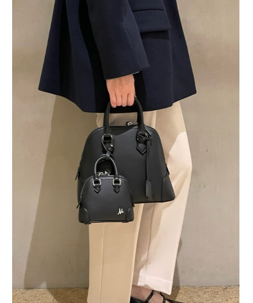 Mila Owen（ミラオーウェン）の「ミニボストンチャームバッグ（ショルダーバッグ・レディース・アイボリー/ブラック/キャメル/オレンジ・FREE）」の2枚目の写真