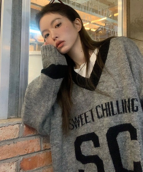 lilful(リルフル)の「Vネックロゴワンショルダースクールニット(ニット/セーター・レディース・ホワイト/グレー・F)」の18枚目の写真