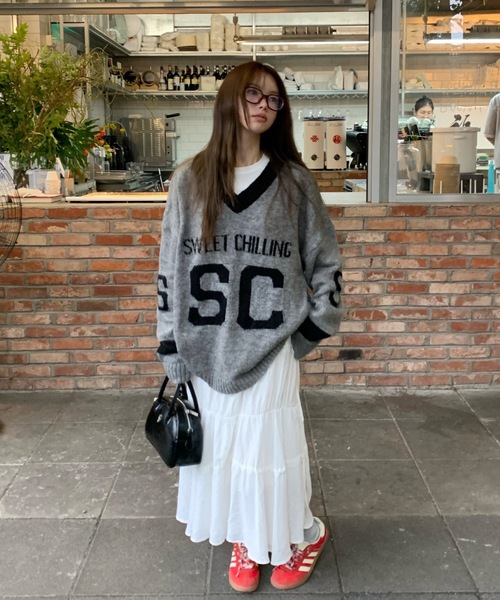 lilful(リルフル)の「Vネックロゴワンショルダースクールニット(ニット/セーター・レディース・ホワイト/グレー・F)」の10枚目の写真