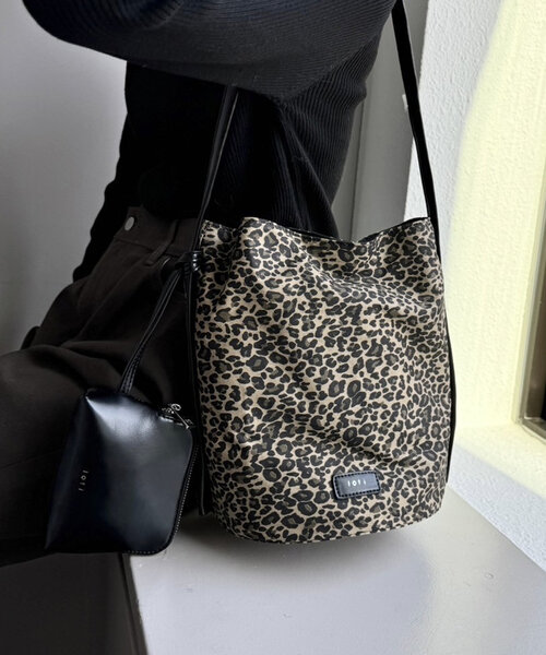 loti(ロティ)の「loti ポーチ付きバケツトート(トートバッグ・レディース・ベージュ/レッド/ブラウン/ブラック・ONE SIZE)」の4枚目の写真