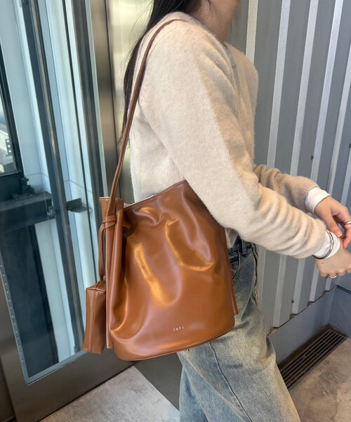 loti(ロティ)の「loti ポーチ付きバケツトート(トートバッグ・レディース・ベージュ/レッド/ブラウン/ブラック・ONE SIZE)」の3枚目の写真