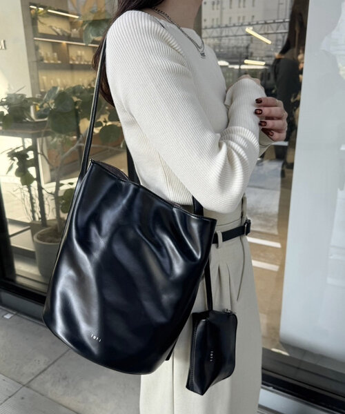 loti(ロティ)の「loti ポーチ付きバケツトート(トートバッグ・レディース・ベージュ/レッド/ブラウン/ブラック・ONE SIZE)」の2枚目の写真