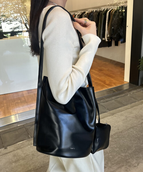 loti(ロティ)の「loti ポーチ付きバケツトート(トートバッグ・レディース・ベージュ/レッド/ブラウン/ブラック・ONE SIZE)」の5枚目の写真