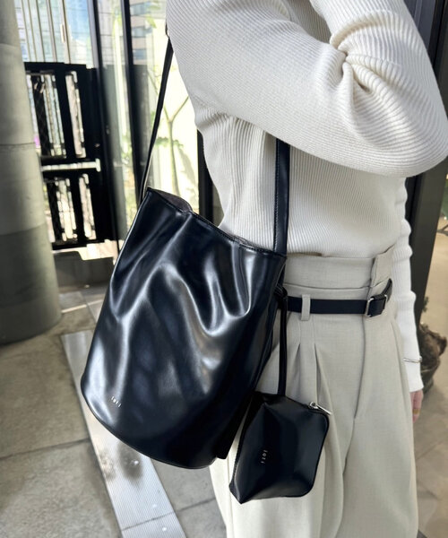 loti(ロティ)の「loti ポーチ付きバケツトート(トートバッグ・レディース・ベージュ/レッド/ブラウン/ブラック・ONE SIZE)」の6枚目の写真