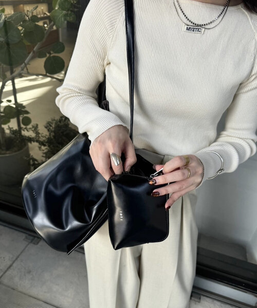 loti(ロティ)の「loti ポーチ付きバケツトート(トートバッグ・レディース・ベージュ/レッド/ブラウン/ブラック・ONE SIZE)」の7枚目の写真