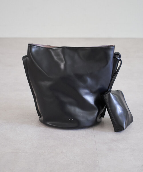 loti(ロティ)の「loti ポーチ付きバケツトート(トートバッグ・レディース・ベージュ/レッド/ブラウン/ブラック・ONE SIZE)」の9枚目の写真