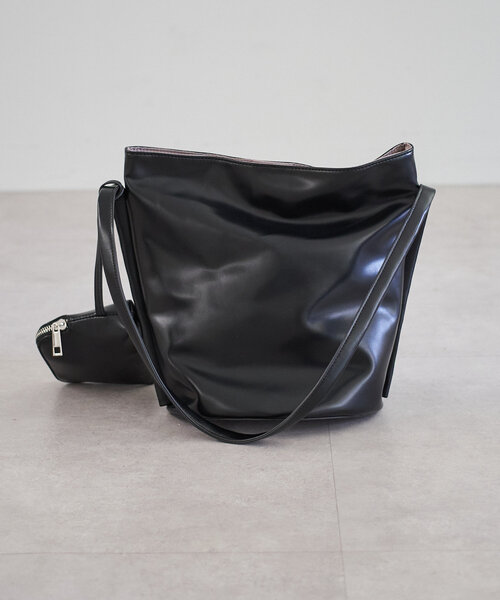 loti(ロティ)の「loti ポーチ付きバケツトート(トートバッグ・レディース・ベージュ/レッド/ブラウン/ブラック・ONE SIZE)」の11枚目の写真