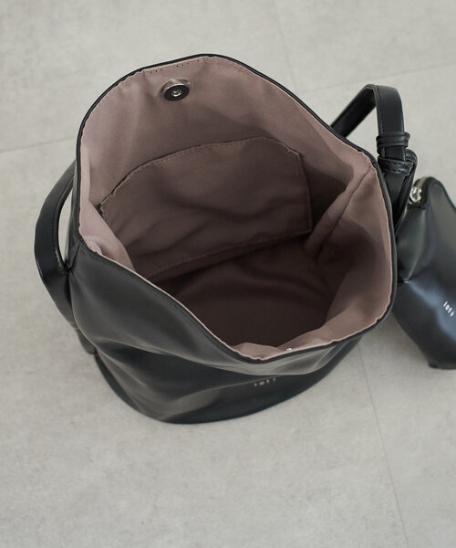 loti(ロティ)の「loti ポーチ付きバケツトート(トートバッグ・レディース・ベージュ/レッド/ブラウン/ブラック・ONE SIZE)」の12枚目の写真