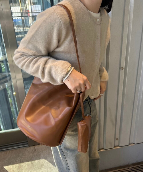 loti(ロティ)の「loti ポーチ付きバケツトート(トートバッグ・レディース・ベージュ/レッド/ブラウン/ブラック・ONE SIZE)」の14枚目の写真