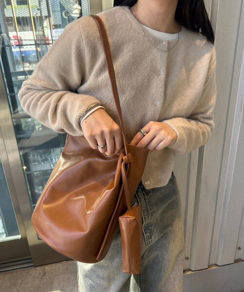 loti(ロティ)の「loti ポーチ付きバケツトート(トートバッグ・レディース・ベージュ/レッド/ブラウン/ブラック・ONE SIZE)」の15枚目の写真