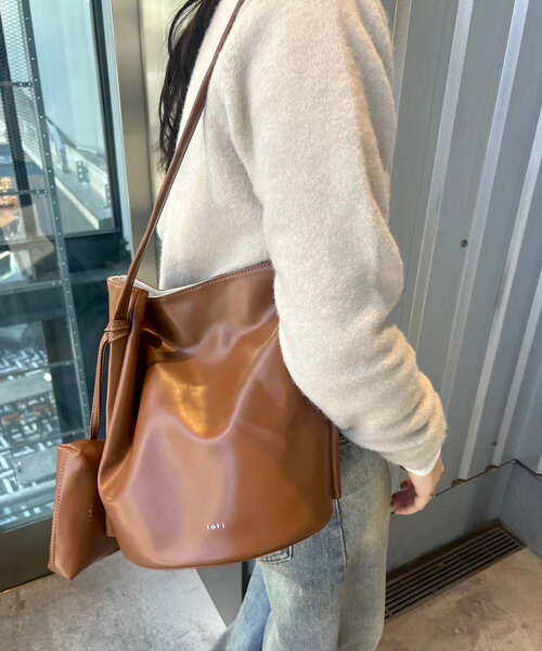 loti(ロティ)の「loti ポーチ付きバケツトート(トートバッグ・レディース・ベージュ/レッド/ブラウン/ブラック・ONE SIZE)」の16枚目の写真