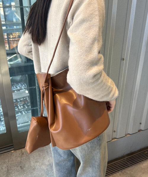 loti(ロティ)の「loti ポーチ付きバケツトート(トートバッグ・レディース・ベージュ/レッド/ブラウン/ブラック・ONE SIZE)」の17枚目の写真