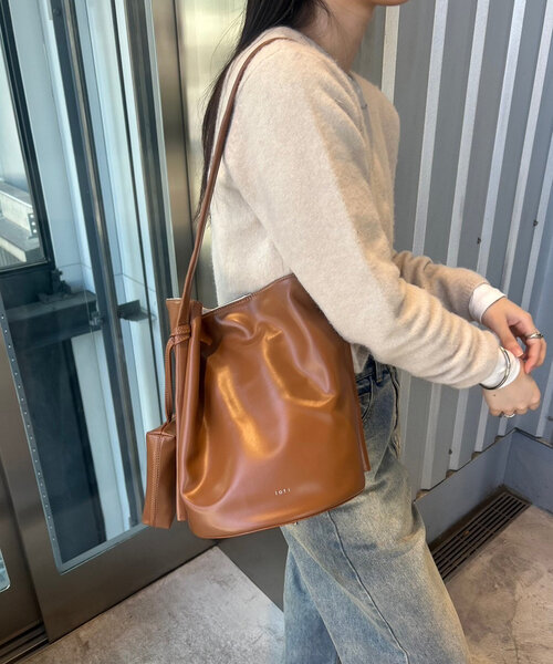 loti(ロティ)の「loti ポーチ付きバケツトート(トートバッグ・レディース・ベージュ/レッド/ブラウン/ブラック・ONE SIZE)」の18枚目の写真