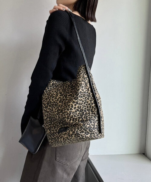 loti(ロティ)の「loti ポーチ付きバケツトート(トートバッグ・レディース・ベージュ/レッド/ブラウン/ブラック・ONE SIZE)」の19枚目の写真