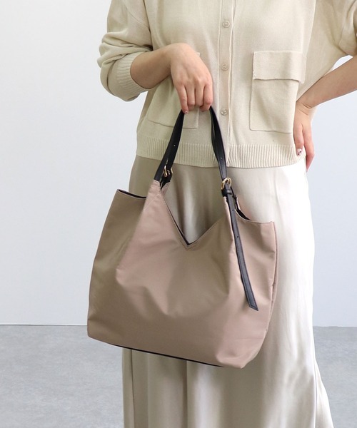 T・S・L（ティーエスエル）の「ベルトハンドルＶカットトートバッグ（トートバッグ・レディース・アイボリー/ブラック/グレイッシュベージュ・FREE）」の3枚目の写真