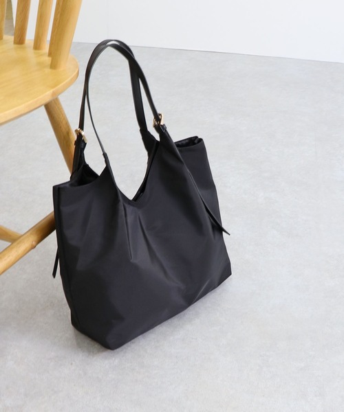 T・S・L（ティーエスエル）の「ベルトハンドルＶカットトートバッグ（トートバッグ・レディース・アイボリー/ブラック/グレイッシュベージュ・FREE）」の2枚目の写真