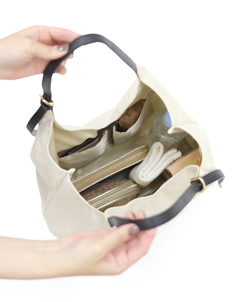 T・S・L（ティーエスエル）の「ベルトハンドルＶカットトートバッグ（トートバッグ・レディース・アイボリー/ブラック/グレイッシュベージュ・FREE）」の16枚目の写真