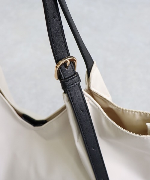 T・S・L（ティーエスエル）の「ベルトハンドルＶカットトートバッグ（トートバッグ・レディース・アイボリー/ブラック/グレイッシュベージュ・FREE）」の6枚目の写真