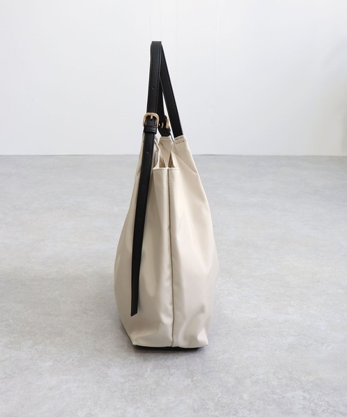 T・S・L（ティーエスエル）の「ベルトハンドルＶカットトートバッグ（トートバッグ・レディース・アイボリー/ブラック/グレイッシュベージュ・FREE）」の7枚目の写真