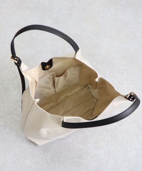 T・S・L（ティーエスエル）の「ベルトハンドルＶカットトートバッグ（トートバッグ・レディース・アイボリー/ブラック/グレイッシュベージュ・FREE）」の10枚目の写真