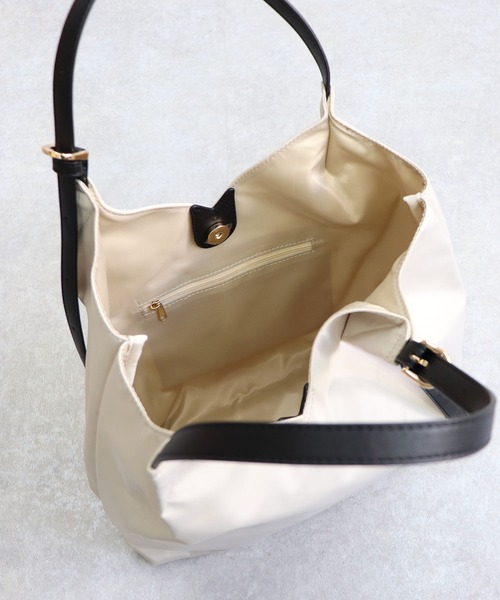 T・S・L（ティーエスエル）の「ベルトハンドルＶカットトートバッグ（トートバッグ・レディース・アイボリー/ブラック/グレイッシュベージュ・FREE）」の11枚目の写真