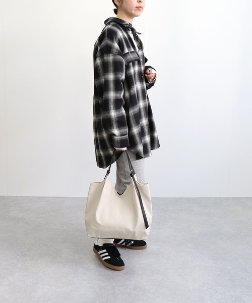 T・S・L（ティーエスエル）の「ベルトハンドルＶカットトートバッグ（トートバッグ・レディース・アイボリー/ブラック/グレイッシュベージュ・FREE）」の4枚目の写真