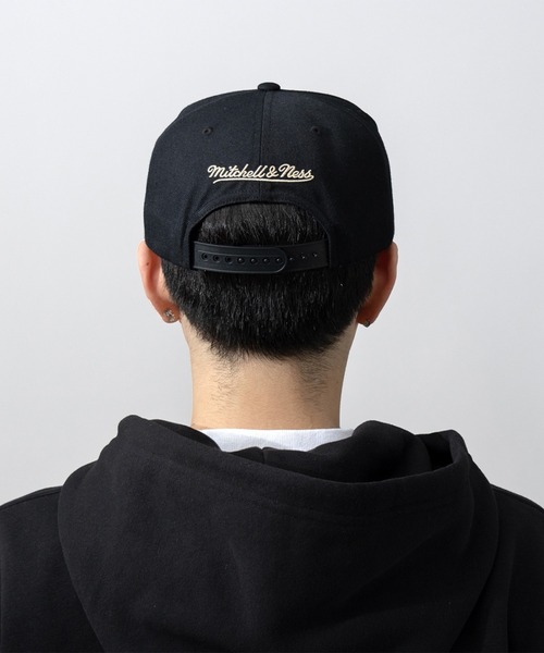 Mitchell&Ness（ミッチェル&ネス）の「Mitchell＆Ness×MFC STORE ORIGINAL MS LOGO CHAIN STITCH 5PANEL SNAPBACK CAP（キャップ・メンズ・ブラック・FREE）」の2枚目の写真