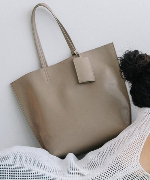 Beau're（ヴュレ）の「【BEAURE/ビュレ】パスケース付き A4 トート（トートバッグ・レディース・シルバー/ブラック/ベージュ/イエロー・FREE）」の6枚目の写真