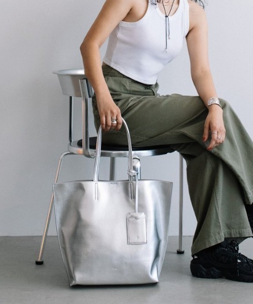 Beau're（ヴュレ）の「【BEAURE/ビュレ】パスケース付き A4 トート（トートバッグ・レディース・シルバー/ブラック/ベージュ/イエロー・FREE）」の8枚目の写真