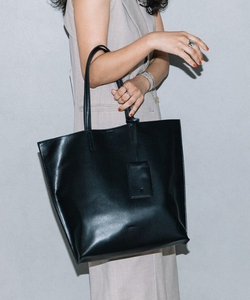 Beau're（ヴュレ）の「【BEAURE/ビュレ】パスケース付き A4 トート（トートバッグ・レディース・シルバー/ブラック/ベージュ/イエロー・FREE）」の7枚目の写真