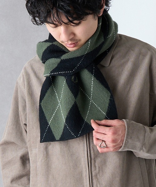 FRED PERRY（フレッドペリー）の「【FRED PERRY】BRUSHED ARGYLE SCARF アーガイルニットマフラー ギフト プレゼント C1133（マフラー・メンズ・アイボリー/ブラック・FREE）」の4枚目の写真