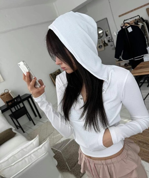 Y2K SYNAPSE FACTORY(ワイツーケー シナプスファクトリー)の「【前ポケット付き】リブ ソフトフーディTOPS(Tシャツ/カットソー・レディース・ブラック/ホワイト/ベージュ・FREE)」の1枚目の写真
